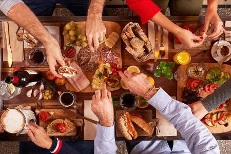 Genuss auf Holz: Ausgefallene Rezepte für Snack Boards