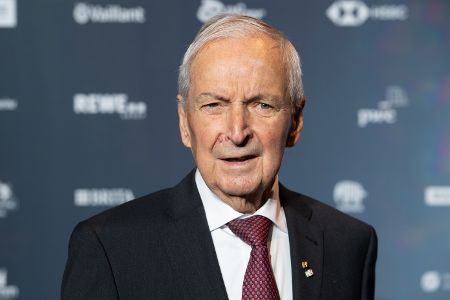 Alter Mann schaut in Kamera