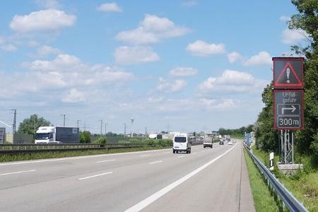 Warntafel Autobahn Parkplatz