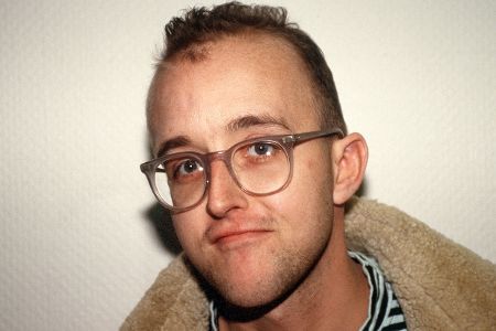 Mann mit Brille schaut in Kamera