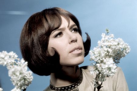Kopf einer Frau umrahmt von Blumen