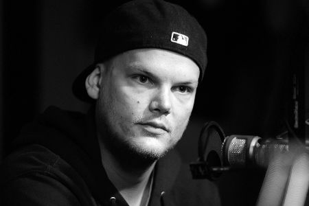 Mann mit Kappe in schwarzweiß