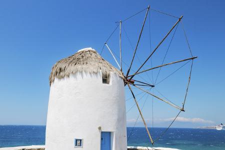 Die griechische Insel Mykonos hat sich in den letzten Jahren zum Spielplatz der Reichen und Schönen entwickelt. Hier schippert Jeff Bezos mit seiner Luxusyacht Koru umher, hier lässt sich Elon Musk die Sonne auf seinen blassen Bauch scheinen.