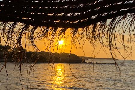 Ibiza wurde Paris Hilton zur zweiten Heimat, hier legt sie als DJane regelmäßig auf. Shakiri besucht die Insel häufiger, und Lionel Messi und Cristiano Ronaldo ankern mit ihren Yachten gern vor der Pa ...