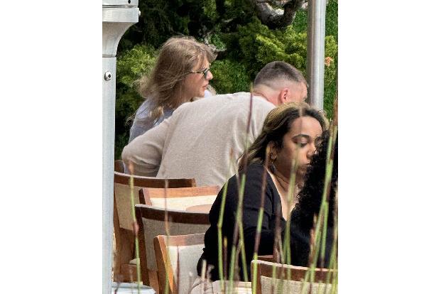 Erst vor wenigen Tagen wurden Taylor Swift und ihr Freund Travis Kelce am Comer See gesehen, doch das Gewässer am Fuße der Alpen zieht schon seit Generationen A-Lister nach Norditalien. So urlaubten schon Elizabeth Taylor, Alfred Hitchcock...