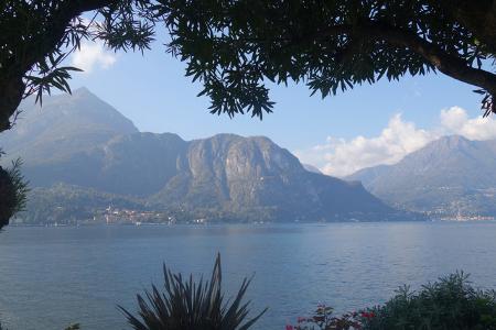 ...und Frank Sinatra an den Ufern, andere haben sich hier ganz niedergelassen: Zu denjenigen, die eine Villa in der Gegend ihr Eigen nennen, gehören George und Amal Clooney, Donatella Versace sowie Brad Pitt.