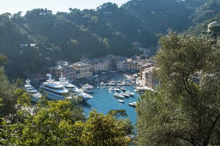... Lewis Hamilton, Lana Del Rey, Jennifer Lopez und viele mehr. Die illustre Besucherschar zeigt: Portofino ist nicht ganz billig.