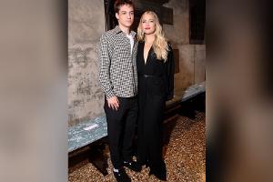 Kate Hudson kommt mit ihrem Sohn zur Modenschau in Venedig