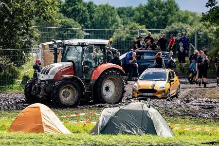 Traktor, Auto, Abschleppen, Abschleppseil, Gelände, Matsch, Zelte