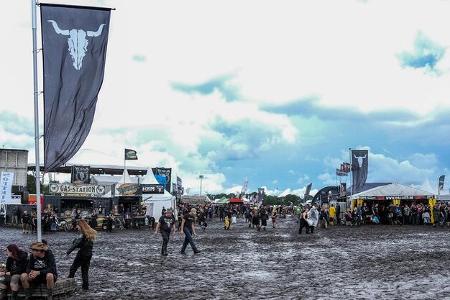 Festivalgelände, Essensstände, Kiosk, Matsch, Regen, Wolken