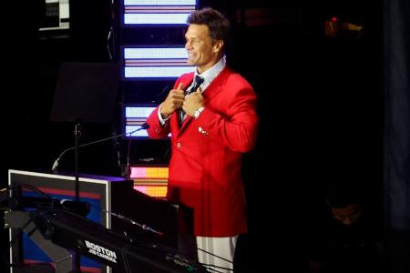 Stolz in Rot: Tom Brady in Ruhmeshalle der Patriots aufgenommen Stolz in Rot: Tom Brady in Ruhmeshalle der Patriots aufgenommen