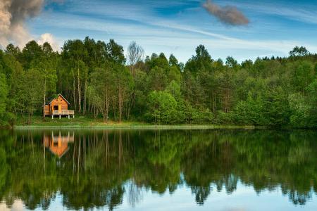 Ferienunterkunft der Plattform Naturhäuschen malerisch am See