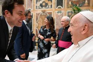 Jimmy Fallon und mehr: Papst Franziskus empfängt über 100 Comedians