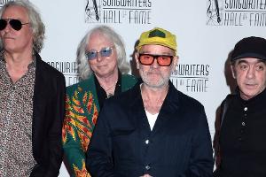 R.E.M. zum ersten Mal seit über 15 Jahren wieder auf der Bühne