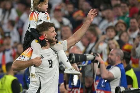 Füllkrug feiert mit Tochter Emilia: Füllkrug feiert mit Tochter Emilia: