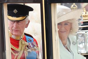 Trotz Regen: Charles und Camilla meistern "Trooping the Colour"