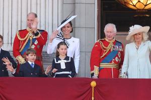 Kate lässt sich Balkonauftritt mit Charles und Familie nicht entgehen
