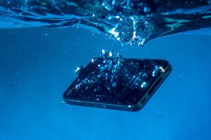Ärger am Badesee: Was tun, wenn das Smartphone ins Wasser fällt?