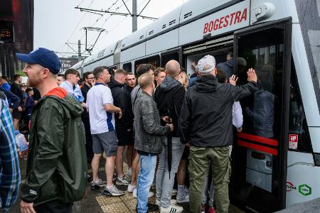 Bahnchaos auf Schalke? Diskussionen nach Englands EM-Spiel Bahnchaos auf Schalke? Diskussionen nach Englands EM-Spiel