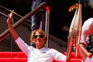 Halle Berry schreitet mit dem Olympischen Feuer durch Cannes