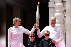 Feuer und Flamme: Albert und Charlène präsentieren Olympische Fackel