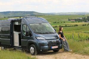Campingbus mit Hubbett im Heck und viel Platz