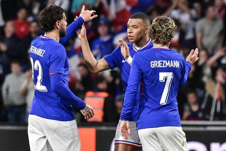 Frankreich - Les Bleus / Equipe Tricolore - Die Blauen haben weiße Hosen und rote Stutzen: ergibt - Potzblitz! - eine dreifarbige Mannschaft. Die Truppe um Kylian Mbappé geht als Topfavorit ins Turnier.