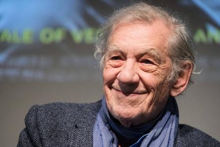 Nach Sturz von der Theaterbühne: Ian McKellen meldet sich zu Wort Nach Sturz von der Theaterbühne: Ian McKellen meldet sich zu Wort