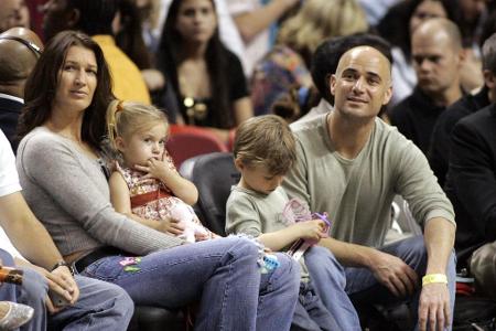 Familienglück - Am 22. Oktober 2001 heiratet Graf ihren ehemaligen Tennis-Kollegen Andre Agassi. Das Paar hat zwei Kinder.