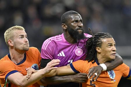 Niederlande - Elftal / Oranje - Die Elftal spielt in Oranje und hofft im Land des Nachbars darauf, dass sich Geschichte wiederholt: 1988 feierten die Holländer bei der EM in Deutschland ihren einzigen großen Triumph.