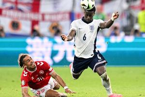 "Stollen anziehen": Rasensorgen in Frankfurt vor DFB-Spiel