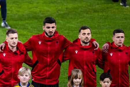 Albanien - Kuqezinjtë - Die Rot-Schwarzen aus Albanien haben sich zum ersten Mal für eine EM-Endrunde qualifiziert.
