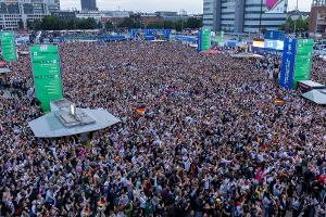 Englischer Fan ramponiert XXL-Ball auf Hamburger Fanfest