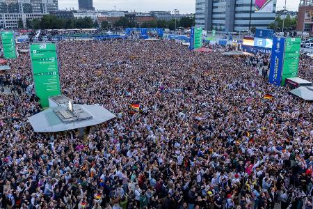 Englischer Fan ramponiert XXL-Ball auf Hamburger Fanfest Englischer Fan ramponiert XXL-Ball auf Hamburger Fanfest
