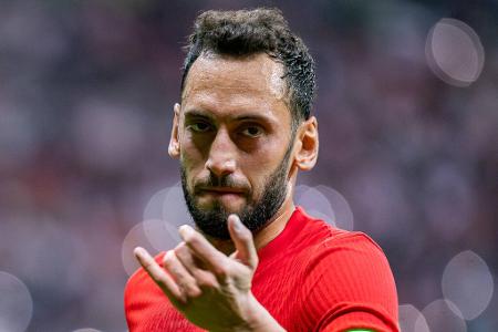 Türkei - Ay-Yildizlilar - Hakan Calhanoglu führt die türkische Nationalmannschaft (die Mond-Sterne) als Kapitän aufs Feld.