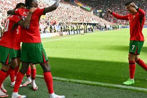 Mit Slapstick-Eigentor: Ronaldo und Portugal im Achtelfinale