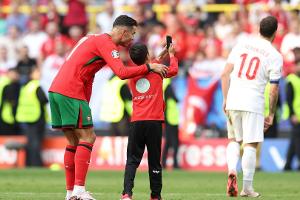 Beim EM-Spiel: Ronaldo im Visier der Selfiejäger