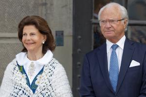 Mit Erdbeeren und Blumenkranz: Schwedische Royals feiern Mittsommer