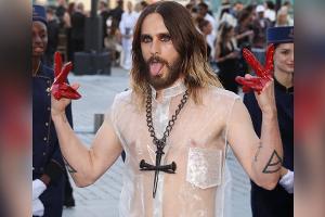 Nagelkreuz und rote Finger: Jared Leto schockt bei "Vogue World"