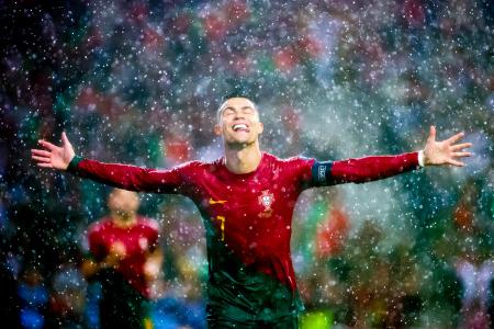 Sieger in der Kategorie Fußball ist ein Bild von Marcelo Guelber Goes, das Cristiano Ronaldo beim Spiel der portugiesischen Nationalmannschaft gegen die Slowakei im Estadio do Dragao in Porto zeigt.
