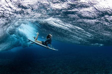 Der Bronzemedaillengewinner in der Gesamtwertung und der Goldmedaillengewinner in der Kategorie Wassersport ist Ryan Pierse. Sein Foto zeigt die australische Surferin Olivia Ottaway, wie sie im August ...