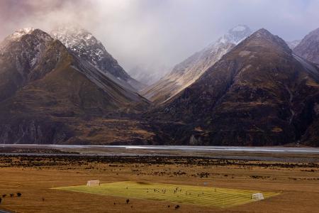 Der Gewinner in der Kategorie Venues & Views (Veranstaltungsorte und Aussichten) ist Brett Phibbs. Es zeigt eine Luftaufnahme des Fußballplatzes in der Nähe von Aoraki/Mt Cook im MacKenzie Country, Neuseeland.