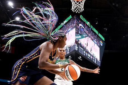Siegreich in der Kategorie Basketball ist Steph Chambers. Das Bild zeigt Mercedes Russell #21 vom Seattle Storm, die im Juni 2023 gegen Aliyah Boston #7 vom Indiana Fever während eines Spiels in Seattle verteidigt.