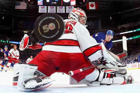 Der Gewinner in der Kategorie Eishockey stammt von Bruce Bennett. Hier erzielt Bo Horvat von den New York Islanders ein Tor gegen Antti Raanta von den Carolina Hurricanes bei den Stanley Cup Playoffs im April 2023 in Elmont, New York.