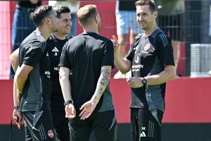 Kloses Trainingsauftakt in Nürnberg vor 1000 Zuschauern