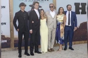 Kevin Costner mit fünf seiner Kinder bei "Horizon"-Premiere in L.A.