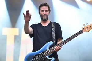 Bühne statt Leinwand: Keanu Reeves tourt mit seiner Band durch Europa