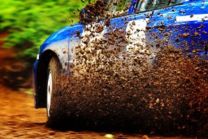 Das müssen Sie tun, wenn Ihr Auto im Schlamm stecken bleibt