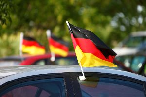 Von Fähnchen bis Spiegelsocken: Das gilt bei Fan-Deko am Auto