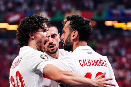 Platz 10: Türkei - Erstmals seit der EM 2008, wo erst im Halbfinale Endstation war, dürfen sich die Türken in der K.o.-Phase versuchen. Offensiv zeigte sich das Team von Trainer Vincenzo Montella mit fünf Toren angriffslustig. Hinten kassierte man aber auch fünf Treffer. Der Druck in der Heimat ist groß, womöglich treibt das das Team zu Höchstleistungen - ob das gegen Österreich reicht, bleibt abzuwarten.